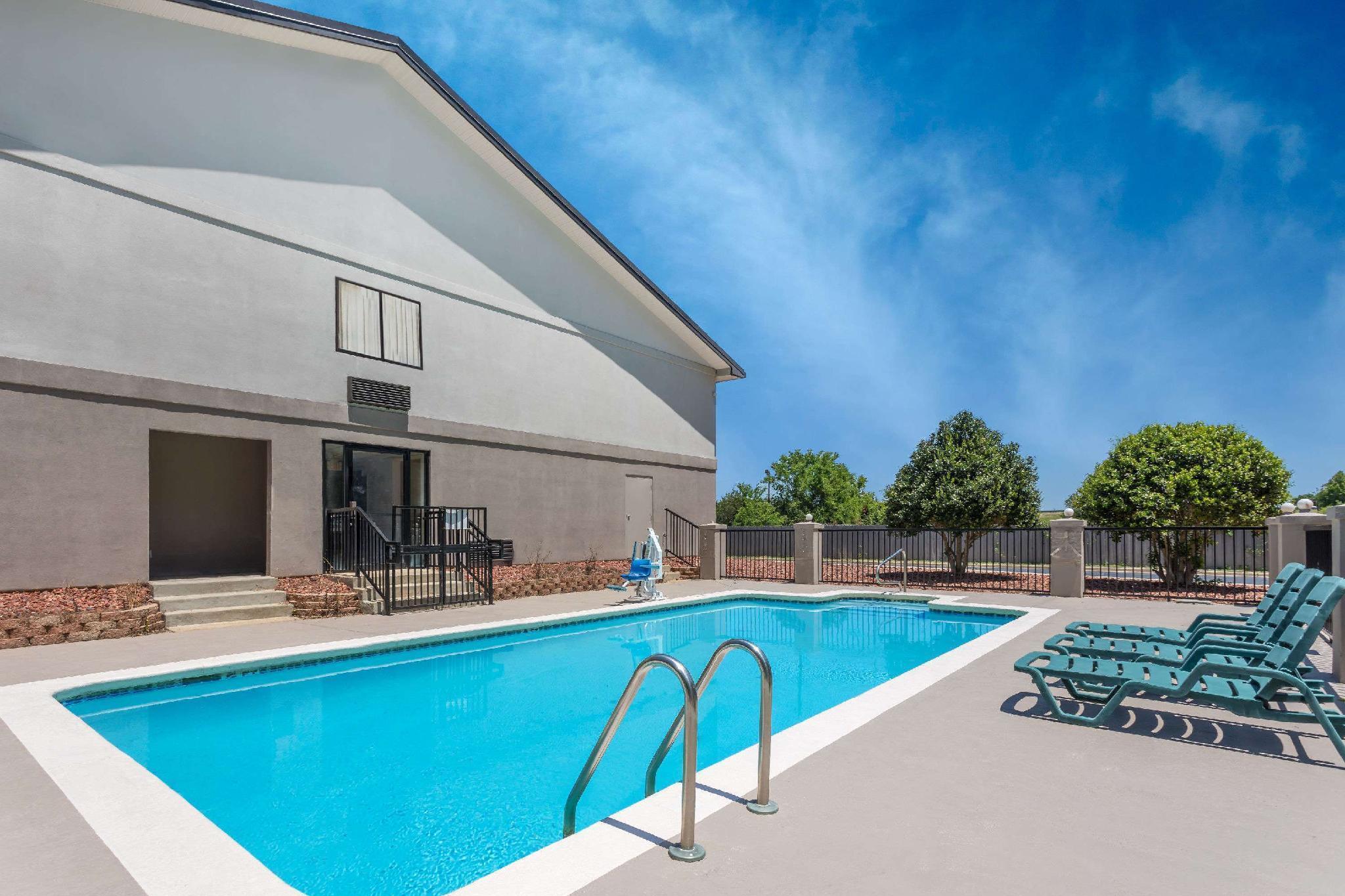 Super 8 By Wyndham Montgomery I-65 Exterior foto